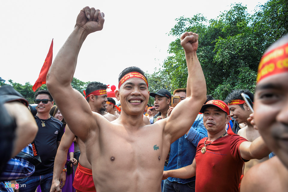 Trai tráng Hà thành ở trần ngồi thi kéo co